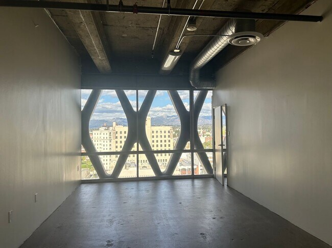 Foto del edificio - 2404 Wilshire Blvd