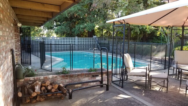 Building Photo - Central Roseville, Pool, Gardner Single Story Large Yard,  3 bedrooms, 2 baths,  1931sqft Gardner...