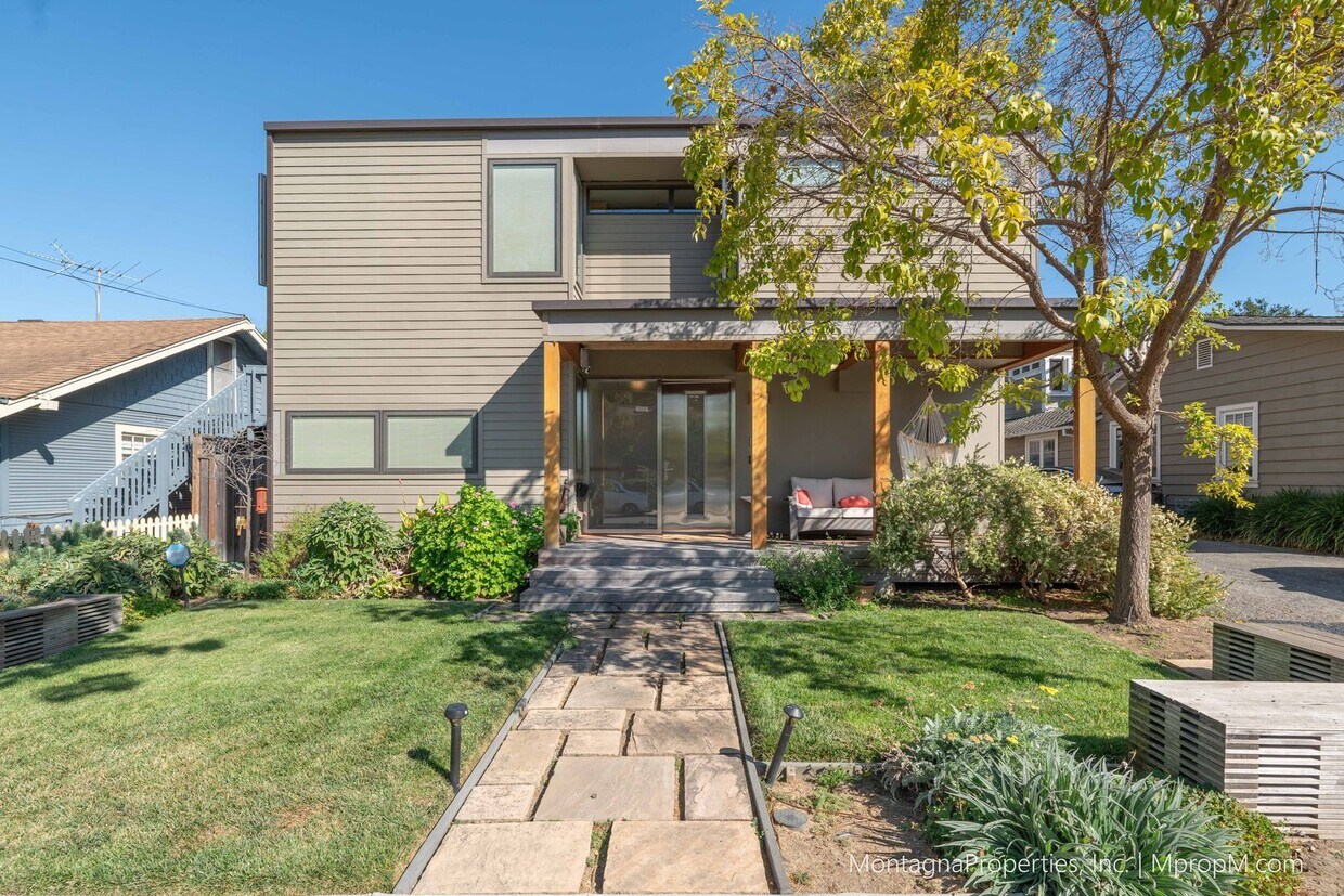 Primary Photo - Custom Silicon Valley Modern Dream Home Av...