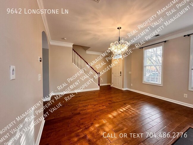 Building Photo - Townhouse in best school, shopping, and re...