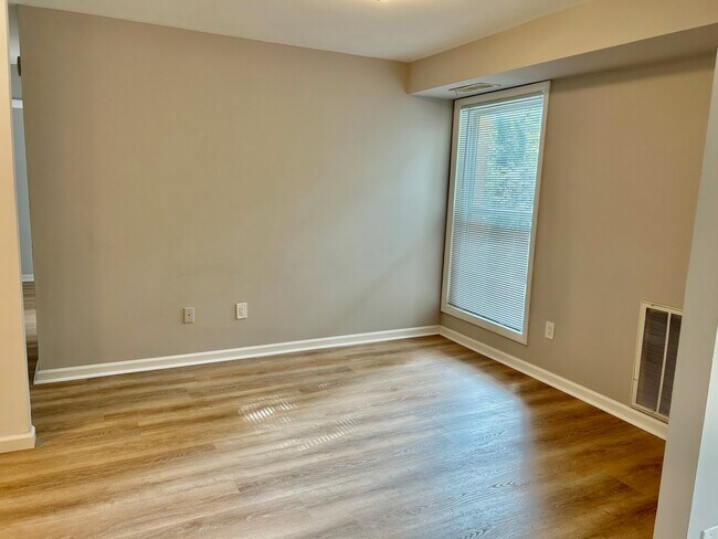 Comedor - 11909 Parklawn Dr