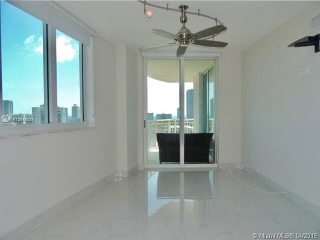 Foto del edificio - DUO CONDOMINIUM EAST