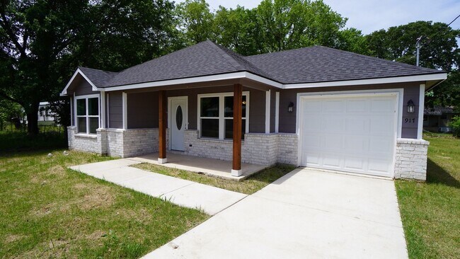 Building Photo - 917 Redoak Dr