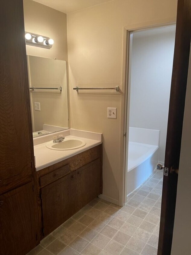 6244 Westside Rd Unit A, Redding, CA 96001 Room for Rent in Redding