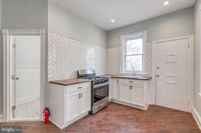 Building Photo - Amazing Unit