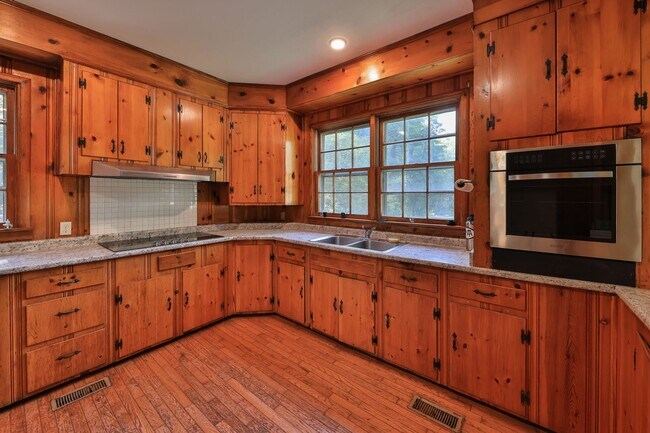 Building Photo - Desirable Home- Steps Away from Central Ma...