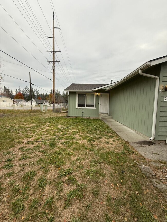 Foto del edificio - 2 bed 1 bath Duplex (corner lot)