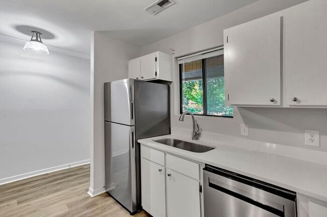 Building Photo - Welcome to your charming unit in West Ashley