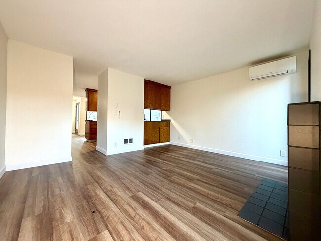 Building Photo - **SEE LEASING SPECIAL BELOW** Spacious Townhouse in the Heart of Garden Home~ New LVP Flooring~ W...