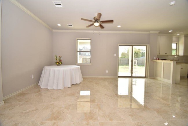 Building Photo - 2445 Freeway Manor Dr