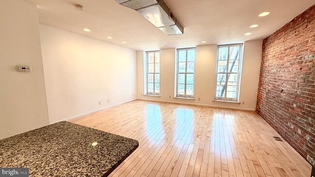 Building Photo - 136 N 3rd St