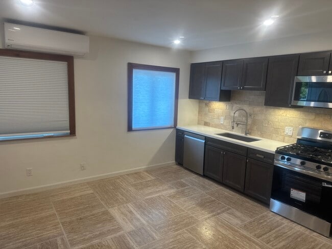 Building Photo - 729 E Elder St