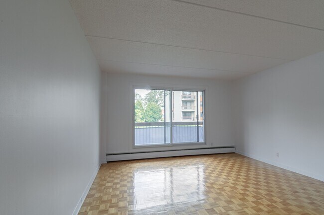 Building Photo - 1570 Avenue Filion