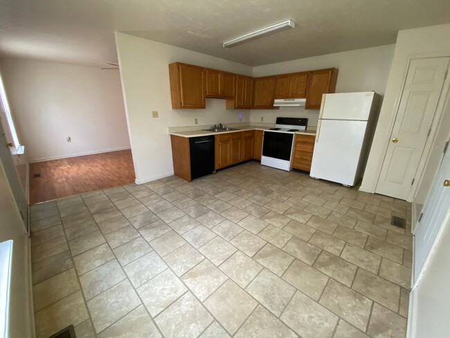 Building Photo - Popular 2 Bedroom, 2 Bath unit Available Now!