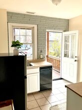 Building Photo - 25 Roslyn St