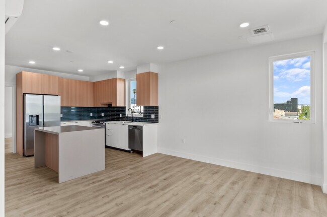 Foto del edificio - 5813 Lexington Ave. Los Angeles, CA 90038