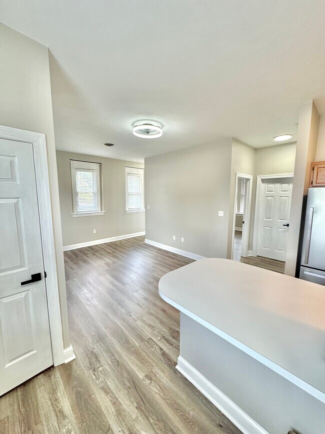 Foto del edificio - 1736 Memorial Ave SW