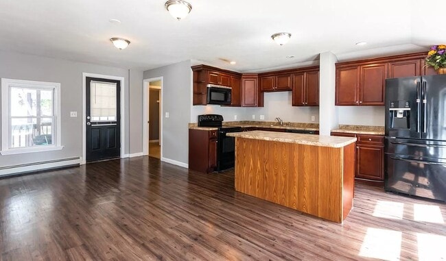 Building Photo - 554 Lake Ave