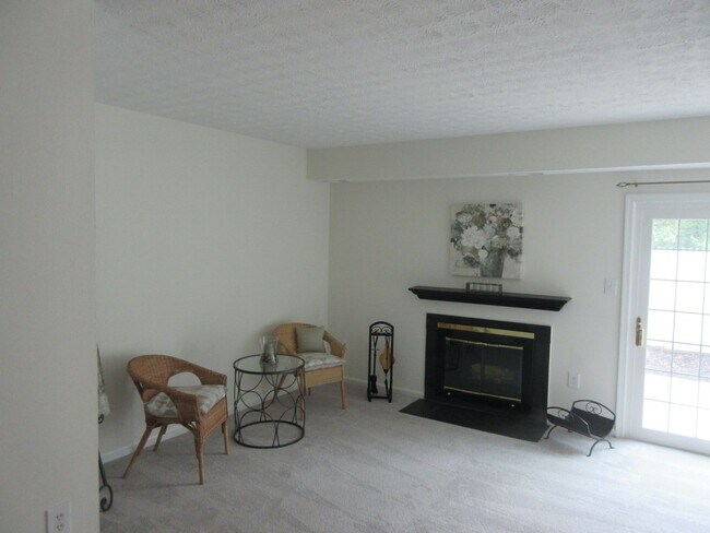 Building Photo - 2 bedroom 1 full bath condo with back patio