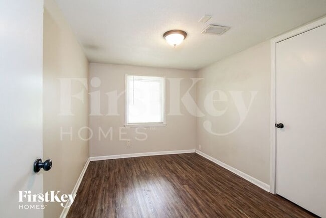 Building Photo - 5212 N Bristol Ave