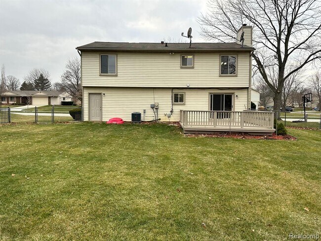 Foto del edificio - 23260 Cranbrooke Dr