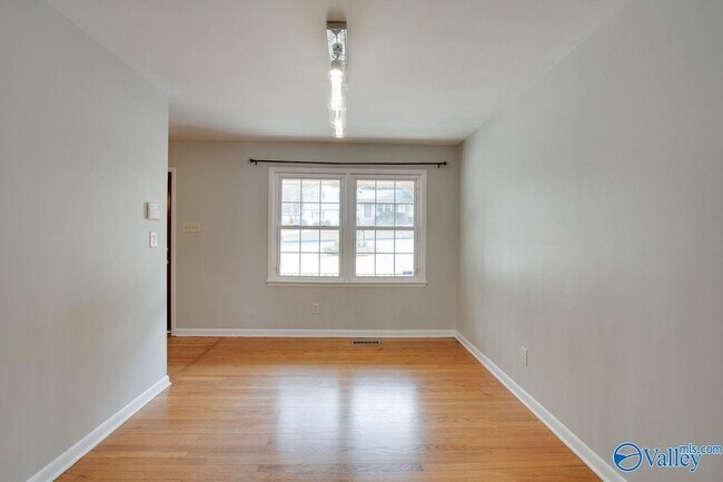 Building Photo - 2700 Briarwood Dr SE