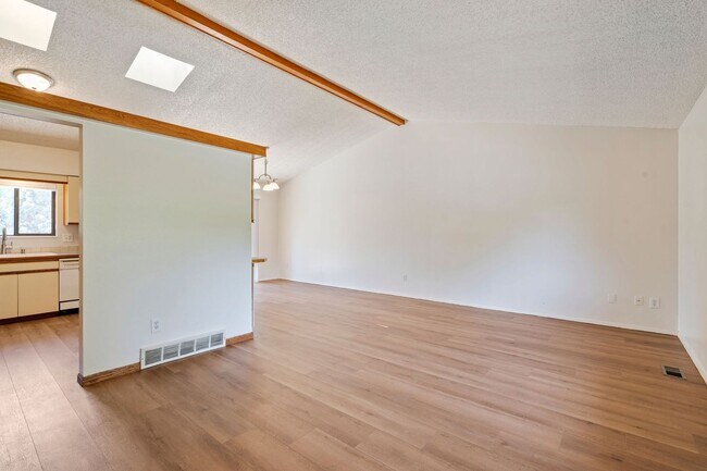 Building Photo - Updated 4 bedroom Convenient Location