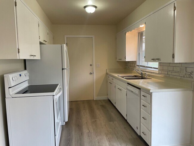 Building Photo - Now renting 3 bedroom House