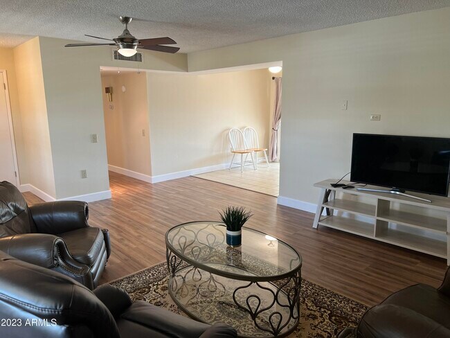 Foto del edificio - 9425 W Newport Dr