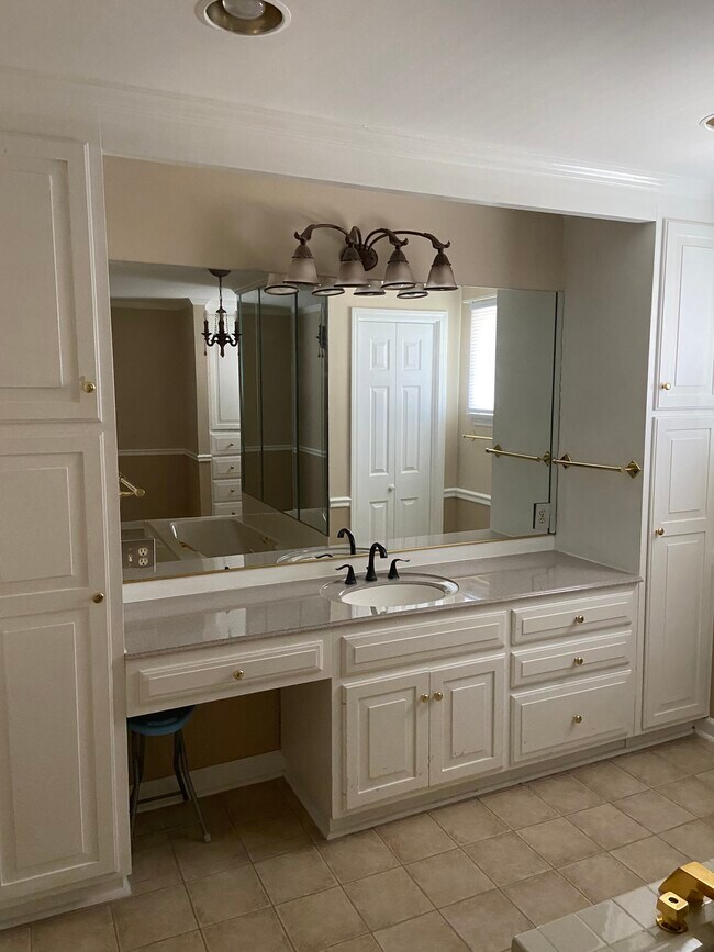 Baño principal con bañera de hidromasaje, ducha y armarios empotrados. - 164 College St