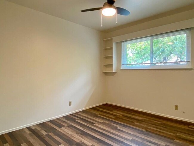 Building Photo - 1836 Rochelle Dr