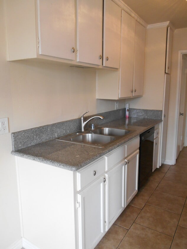 Kitchen - 805 Glenway Dr