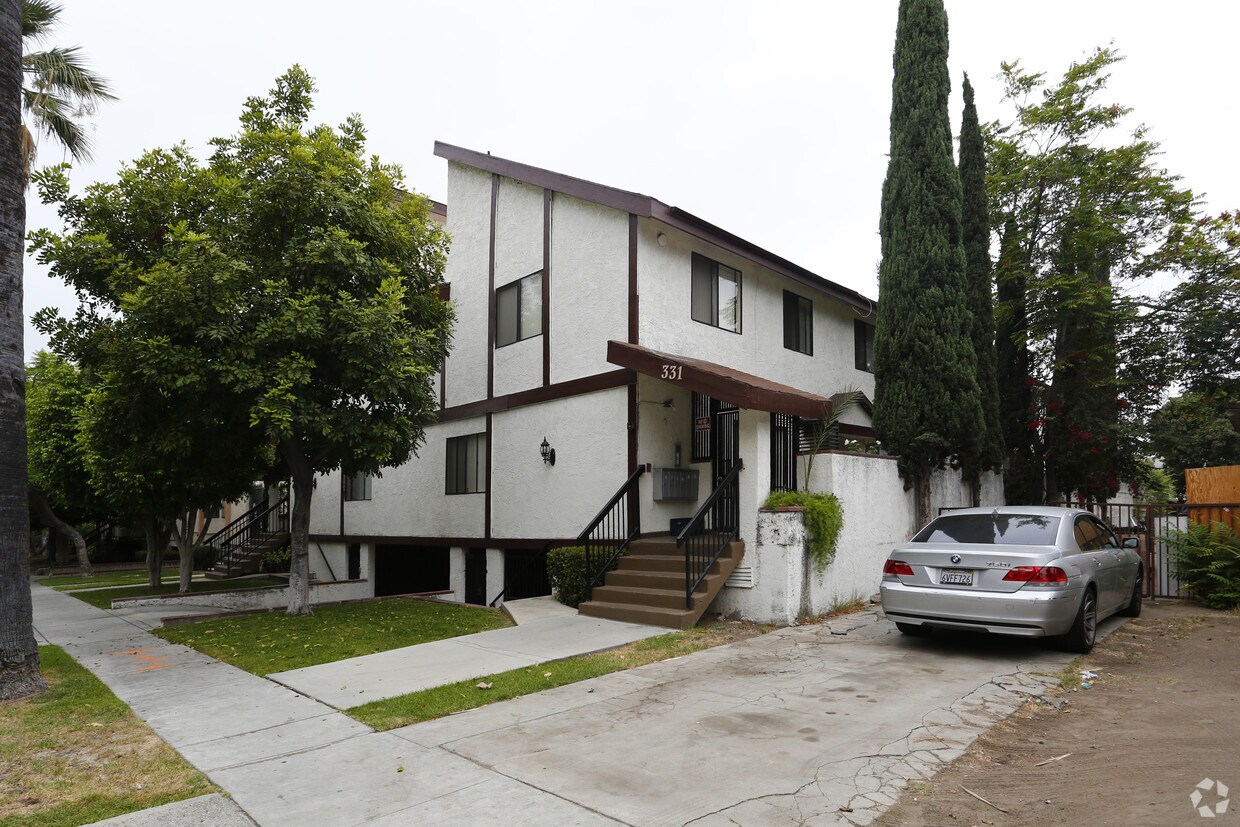 Cedar Townhomes Apartments in Glendale, CA