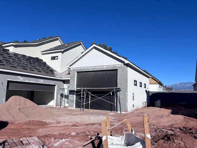 Building Photo - 5 bed 4.5 bath home with pool in Crimson Cliff Boundary