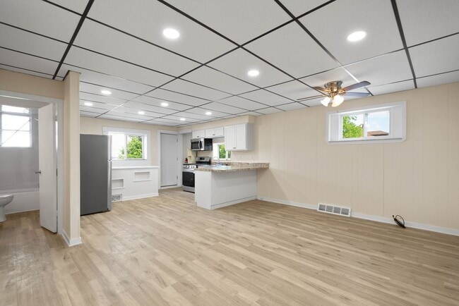 Building Photo - Gorgeous 2 bedroom in Pittsburgh available now!
