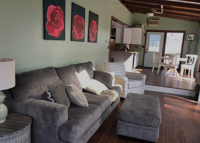 Foto del edificio - 64A Emerson Dr