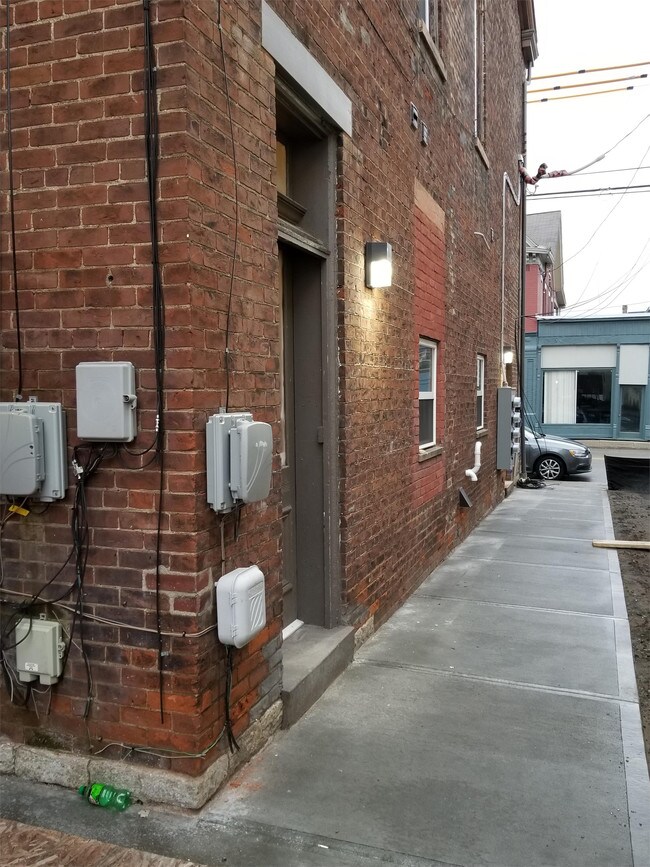 Building Photo - 620 6th Ave