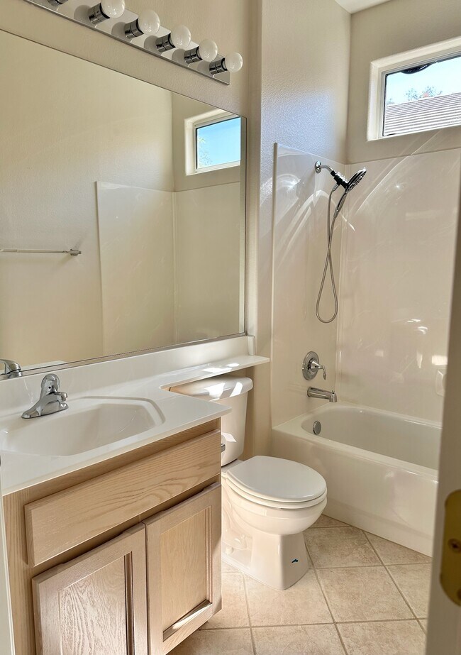 Foto del edificio - 2519 Romanza Rd