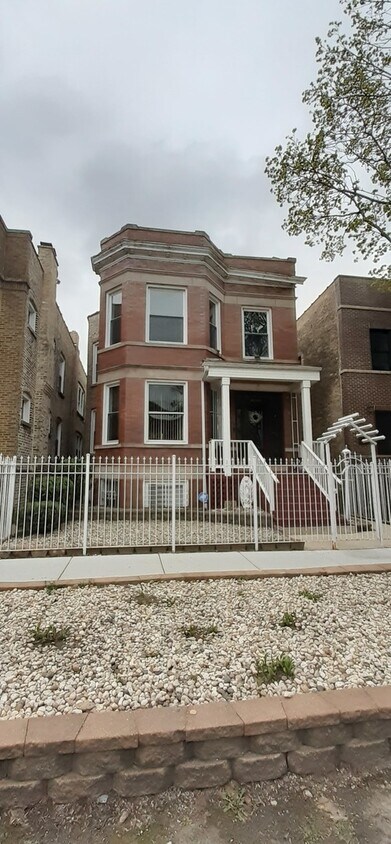 Primary Photo - 2443 W Eastwood Ave