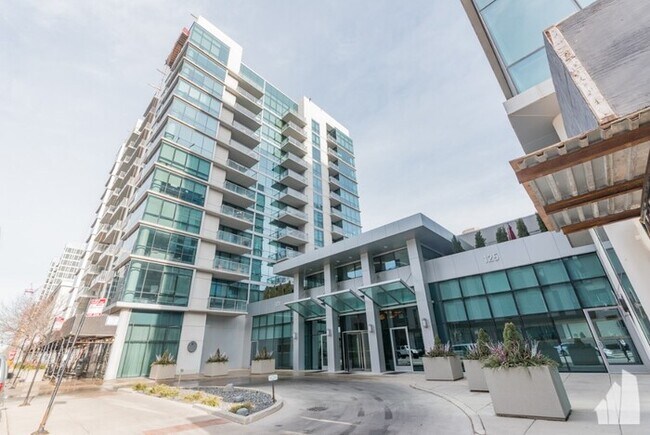 Building Photo - Stunning 1 bed with GYM & Doorman - February