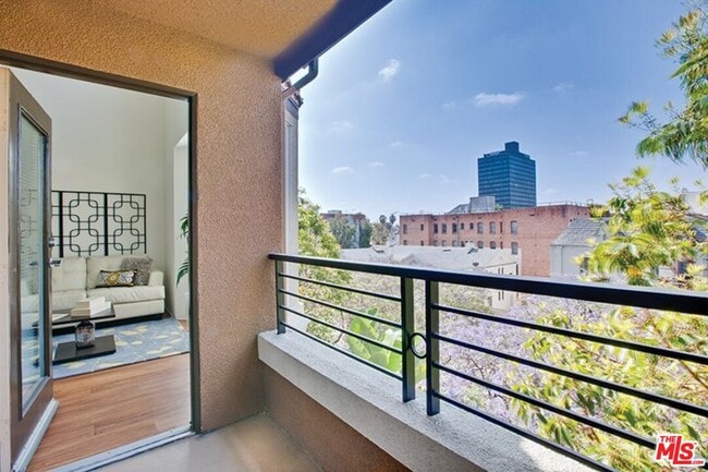 Foto del edificio - 5553 W 6th St