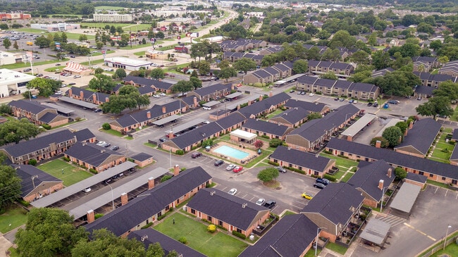 Building Photo - ReNew Towne Oaks