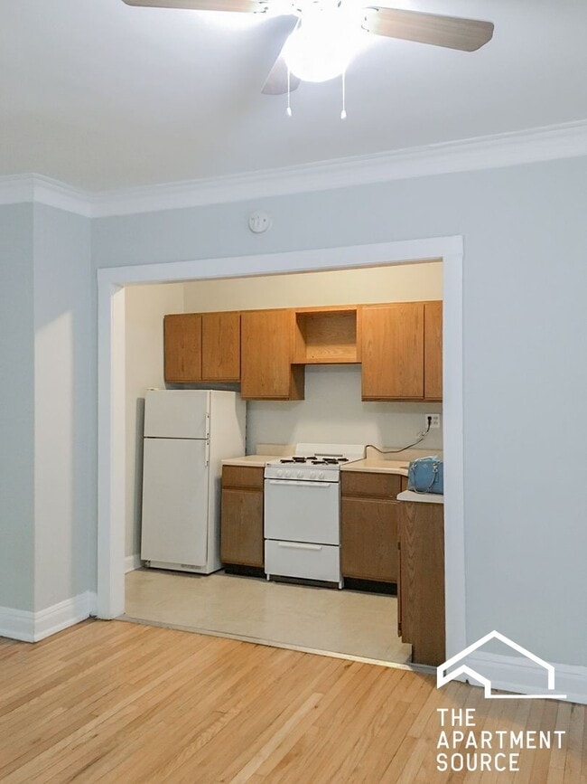 Building Photo - 540 W Briar Pl