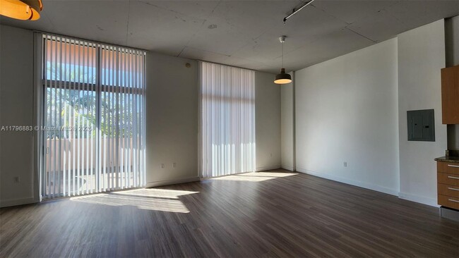 Foto del edificio - 2100 Van Buren St