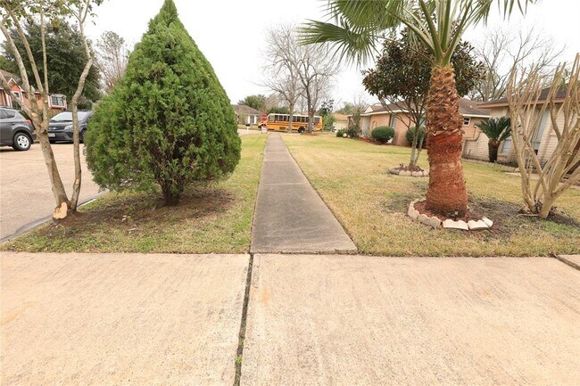 Building Photo - 11407 Vinedale Dr