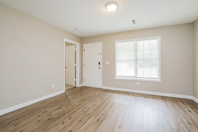 Foto del edificio - 33 35 Brantley Cir