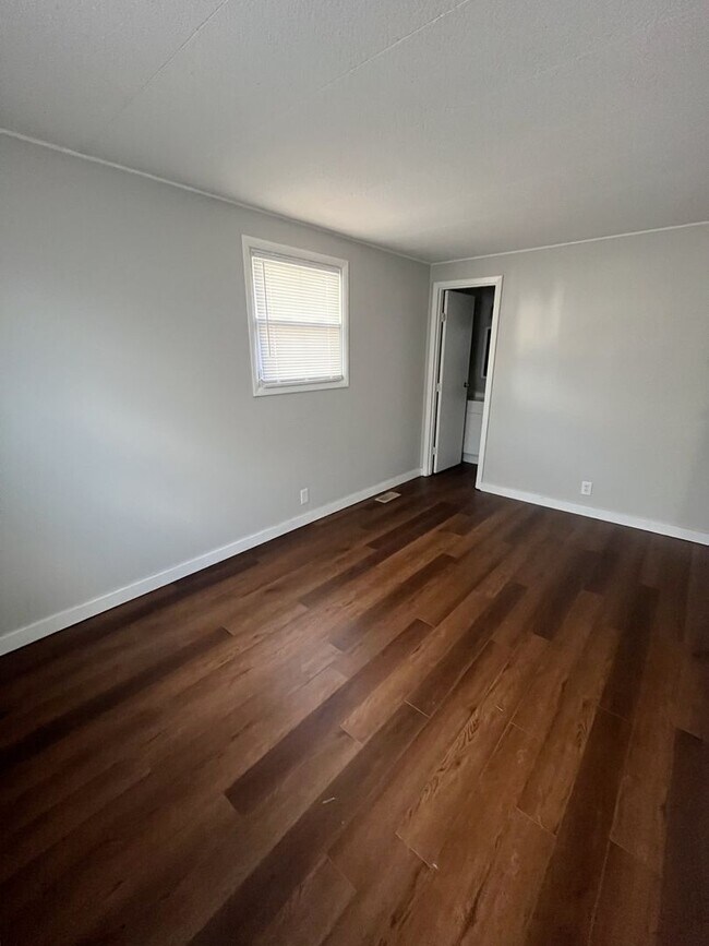 Building Photo - Coming soon available 8/18/2025 --3 bedroo...