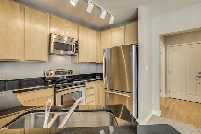 Building Photo - 500 Throckmorton St