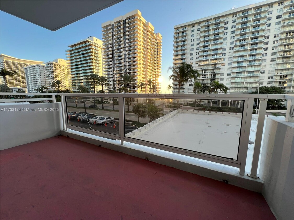 Foto principal - 5700 Collins Ave