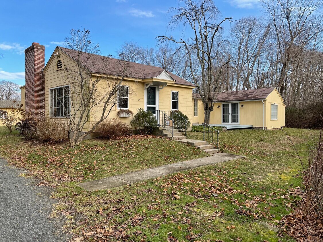 Primary Photo - 69 River St